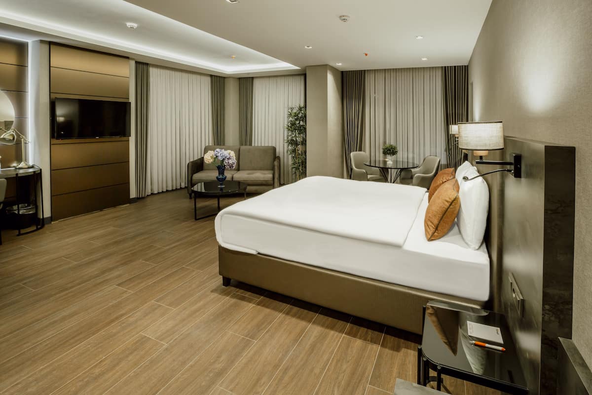 CORNER SUIT | 1 slaapkamer, luxe beddengoed, een minibar, een kluis op de kamer