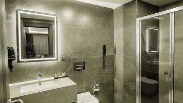 Dusche, kostenlose Toilettenartikel, Haartrockner, Hausschuhe