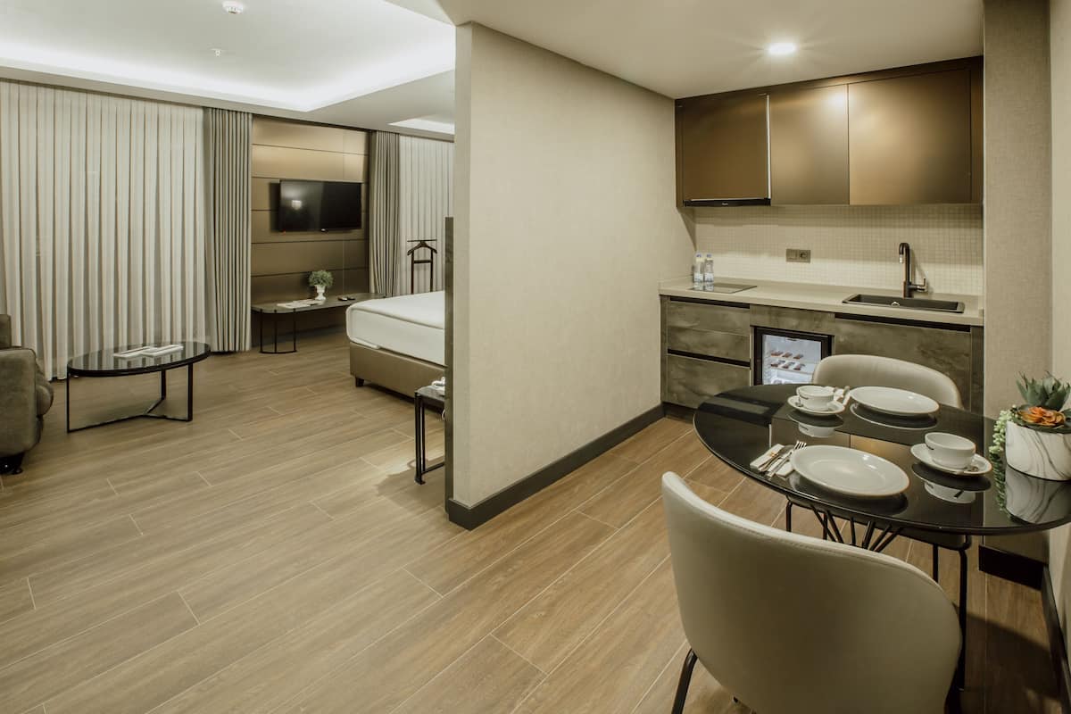 Bộ đồ giường cao cấp, minibar, két bảo mật tại phòng