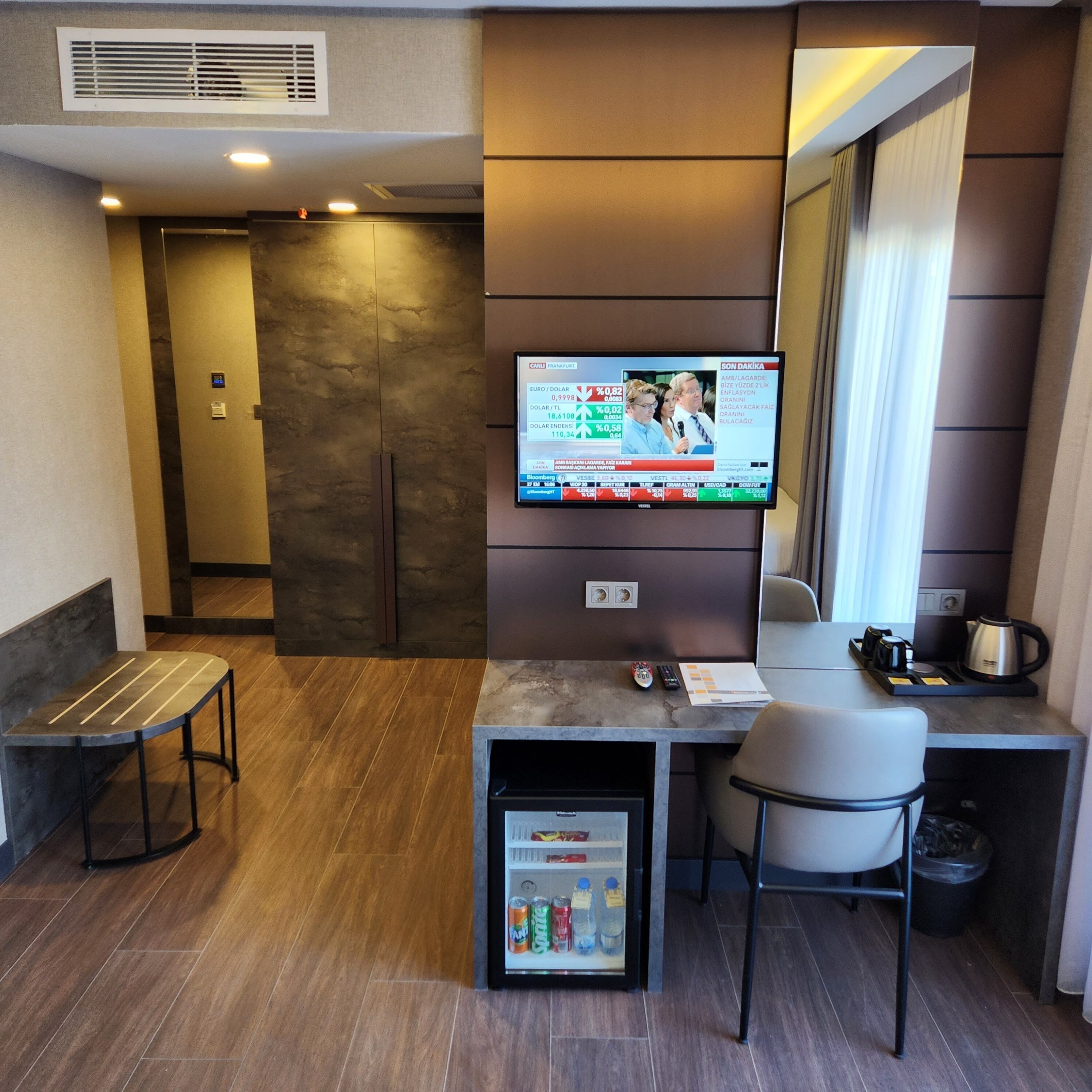 1 bedroom, premium bedding, minibar, in-room safe