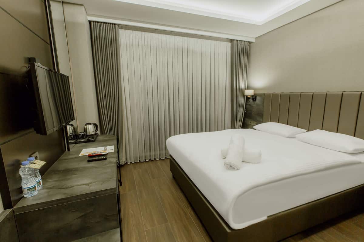Bộ đồ giường cao cấp, minibar, két bảo mật tại phòng