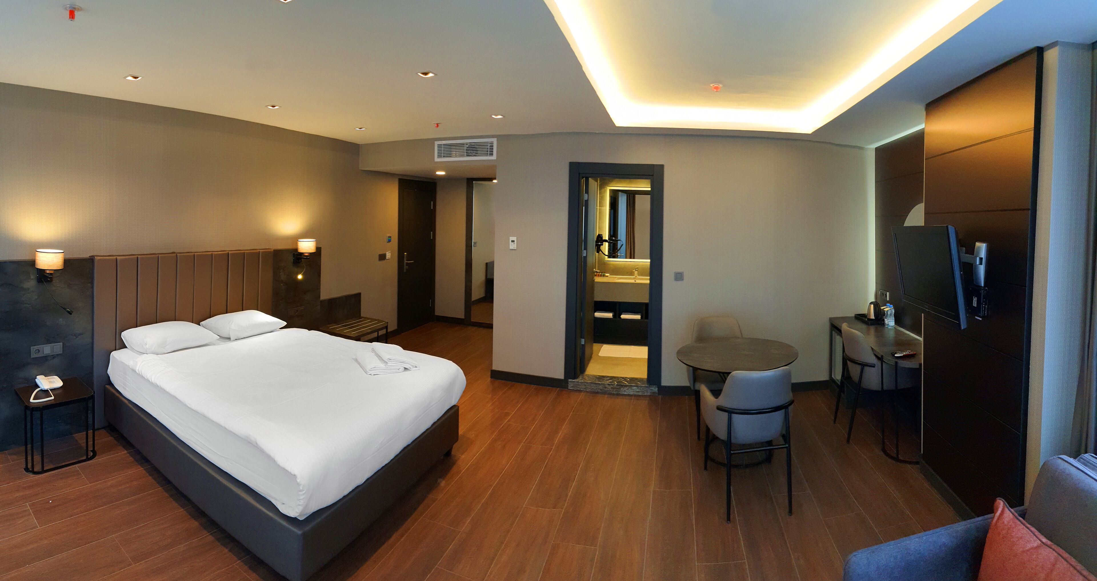 corner suit | 1 bedroom, premium bedding, minibar, in-room safe