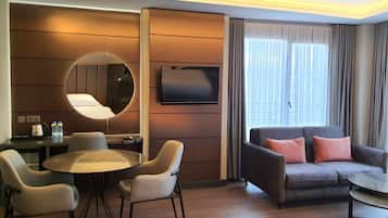 CORNER SUIT | Sengetøy av topp kvalitet, minibar og safe på rommet