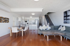 Familienapartment, 3 Schlafzimmer, Strandblick, Strandnähe | Wohnbereich | Flachbildfernseher