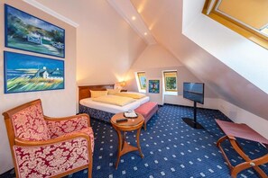 Deluxe tweepersoonskamer | Een bureau, verduisterende gordijnen, gratis wifi, beddengoed