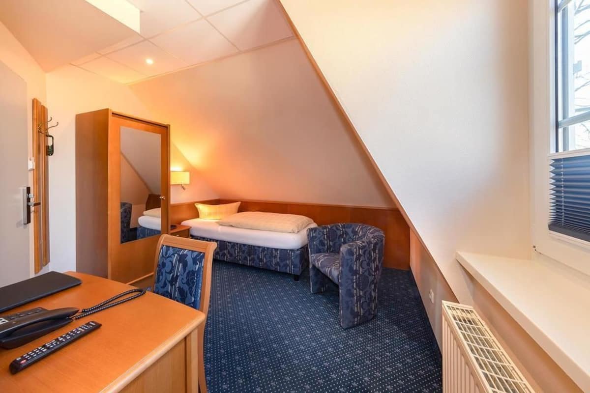 Comfort eenpersoonskamer | Een bureau, verduisterende gordijnen, gratis wifi, beddengoed