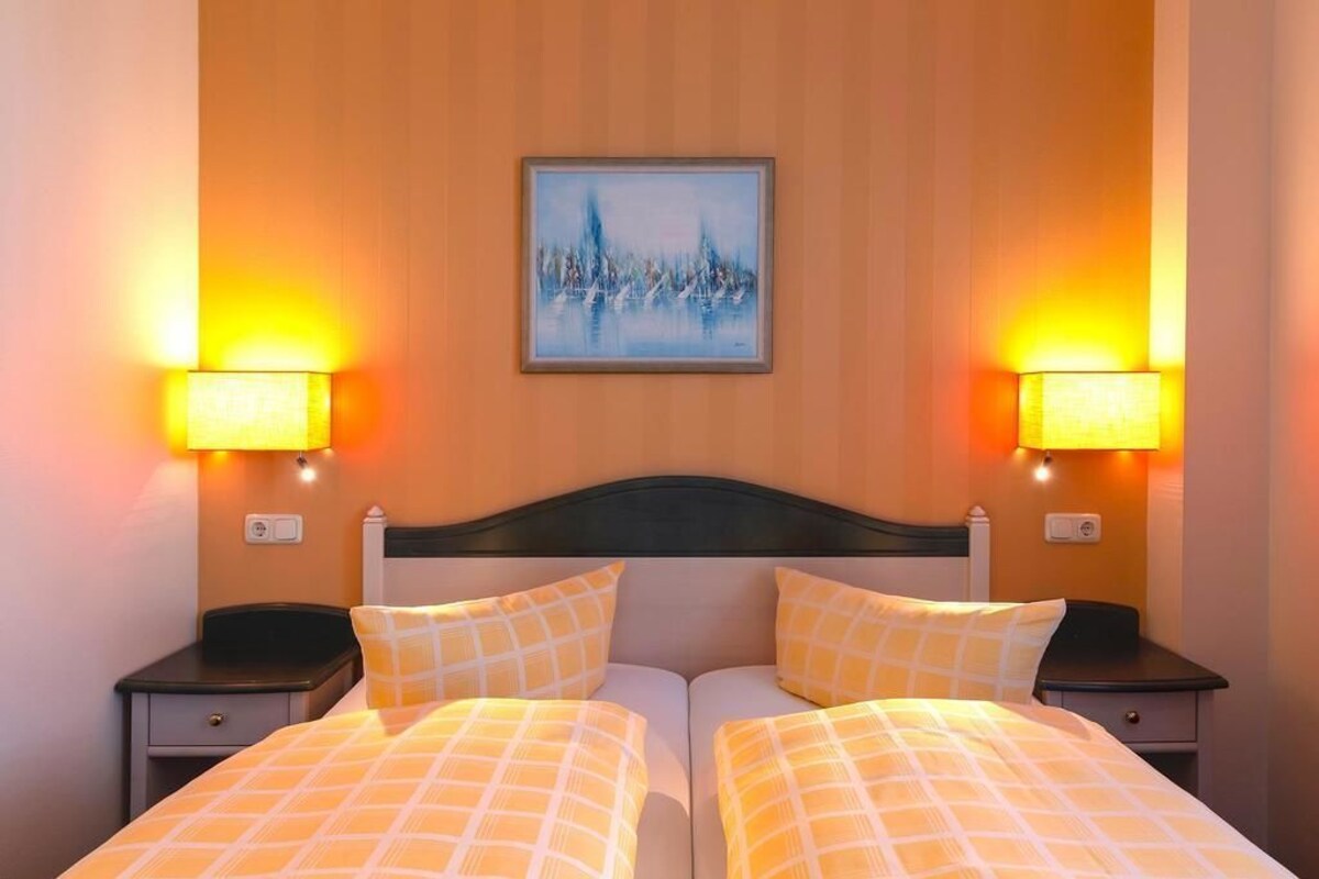 Escritorio, cortinas opacas, wifi gratis y ropa de cama