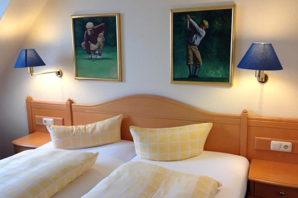 Comfort tweepersoonskamer (Kat. 2) | Een bureau, verduisterende gordijnen, gratis wifi, beddengoed