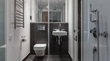 Apartment, 1 Bedroom | Bathroom | Shower, hair dryer, towels, shampoo