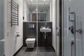Appartement, 1 chambre | Salle de bain | Douche, séchoir à cheveux, serviettes fournies, shampooing