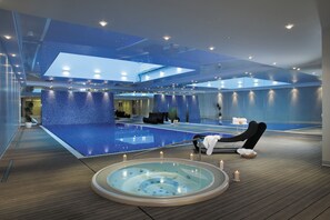 A modern spa with a large pool, a hot tub, and a seating area with a view of the pool. - Apartamenty Gdańsk - Waterlane (Gdansk)