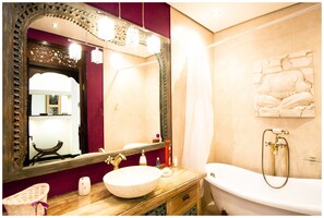 Deluxe Apartment, 1 Bedroom | Bathroom | Bathtub, deep-soaking bathtub, free toiletries, hair dryer - Apartamenty Gdańsk - Waterlane (Gdansk)