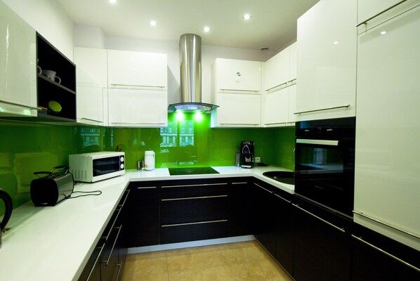 Deluxe Apartment, 1 Bedroom | Private kitchenette | Fridge, microwave, oven, stovetop - Apartamenty Gdańsk - Waterlane (Gdansk)