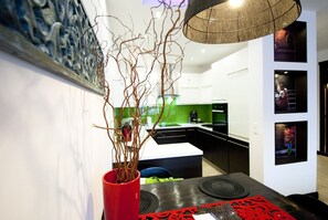 Deluxe Apartment, 1 Bedroom | Private kitchenette | Fridge, microwave, oven, stovetop