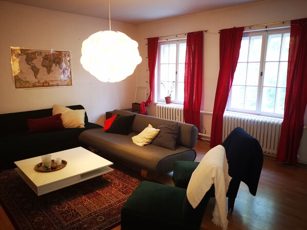 Apartamento econômico, 2 quartos | 1 quarto, escrivaninha, ferros/tábuas de passar roupa, berços grátis