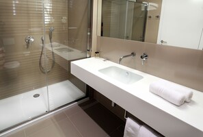 Twin Room | Bathroom