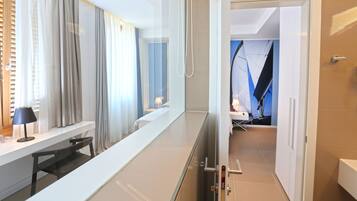 Deluxe dubbelrum - havsutsikt | Badrum | Dusch, gratis toalettartiklar, hårtork och tofflor