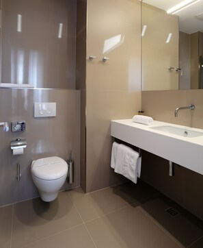 Deluxe Double Room, City View | Bilik Mandi | Pancuran mandi, kelengkapan dandanan diri percuma, pengering rambut 