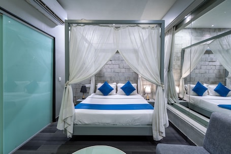 Executive Room, 1 King Bed | 1 bedroom, premium bedding, minibar, in-room safe