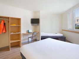 Escritorio, wifi gratis y ropa de cama 