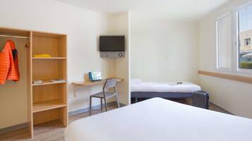 Habitación familiar, 2 camas matrimoniales | Escritorio, wifi gratis y ropa de cama