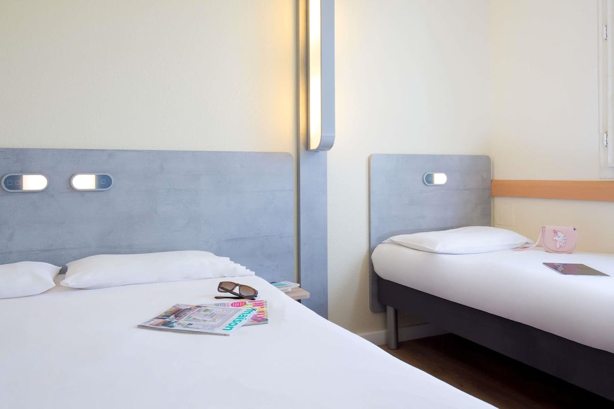 Escrivaninha, Wi-Fi de cortesia, roupa de cama