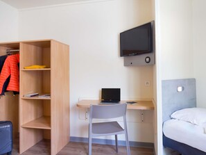 Escritorio, wifi gratis y ropa de cama 