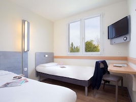 Escritorio, wifi gratis y ropa de cama