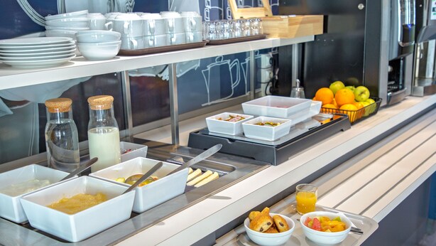 Een buffet met diverse soorten eten en drinken.