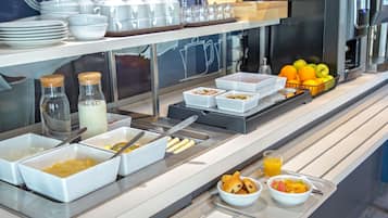 Frukostbuffé varje dag (EUR 9.90 per person)