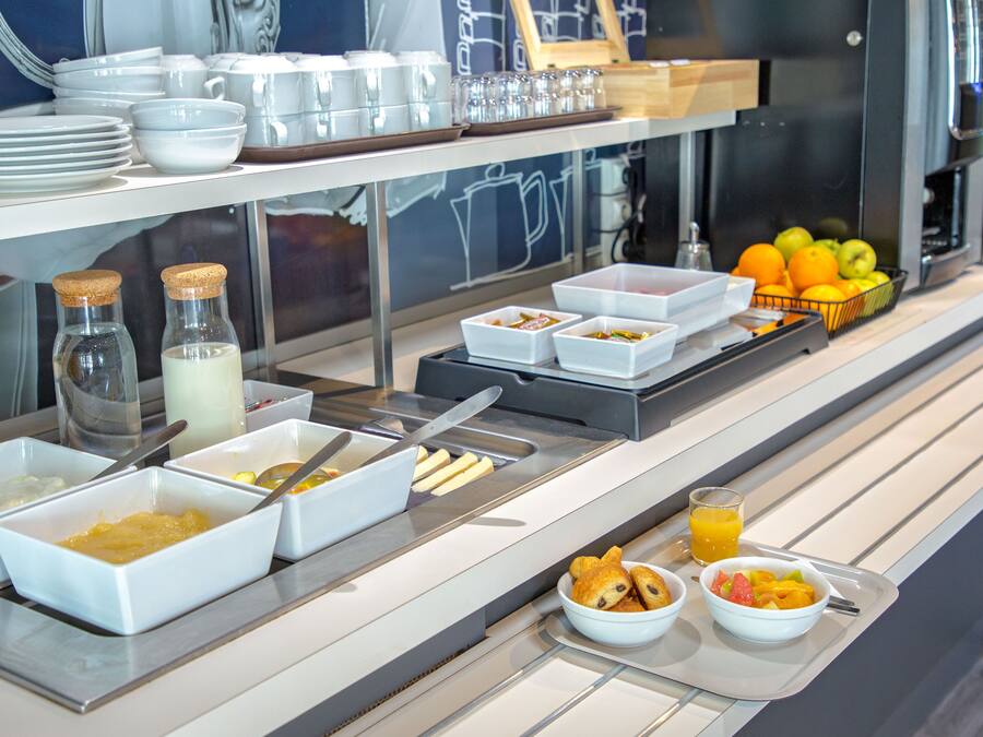 Café da manhã com buffet todos os dias (EUR 9.90 por pessoa)