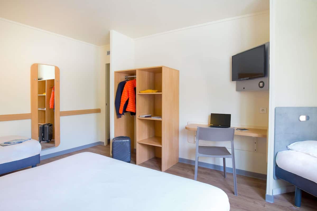 Triple Room, Berbilang Katil | Meja, Wi-fi percuma, cadar katil 