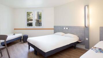 Habitación familiar, 2 camas dobles | Escritorio, wifi gratis, ropa de cama