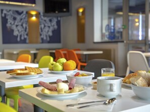 Daily buffet breakfast for a fee - ibis budget Aubagne Les Paluds Agora (Aubagne)