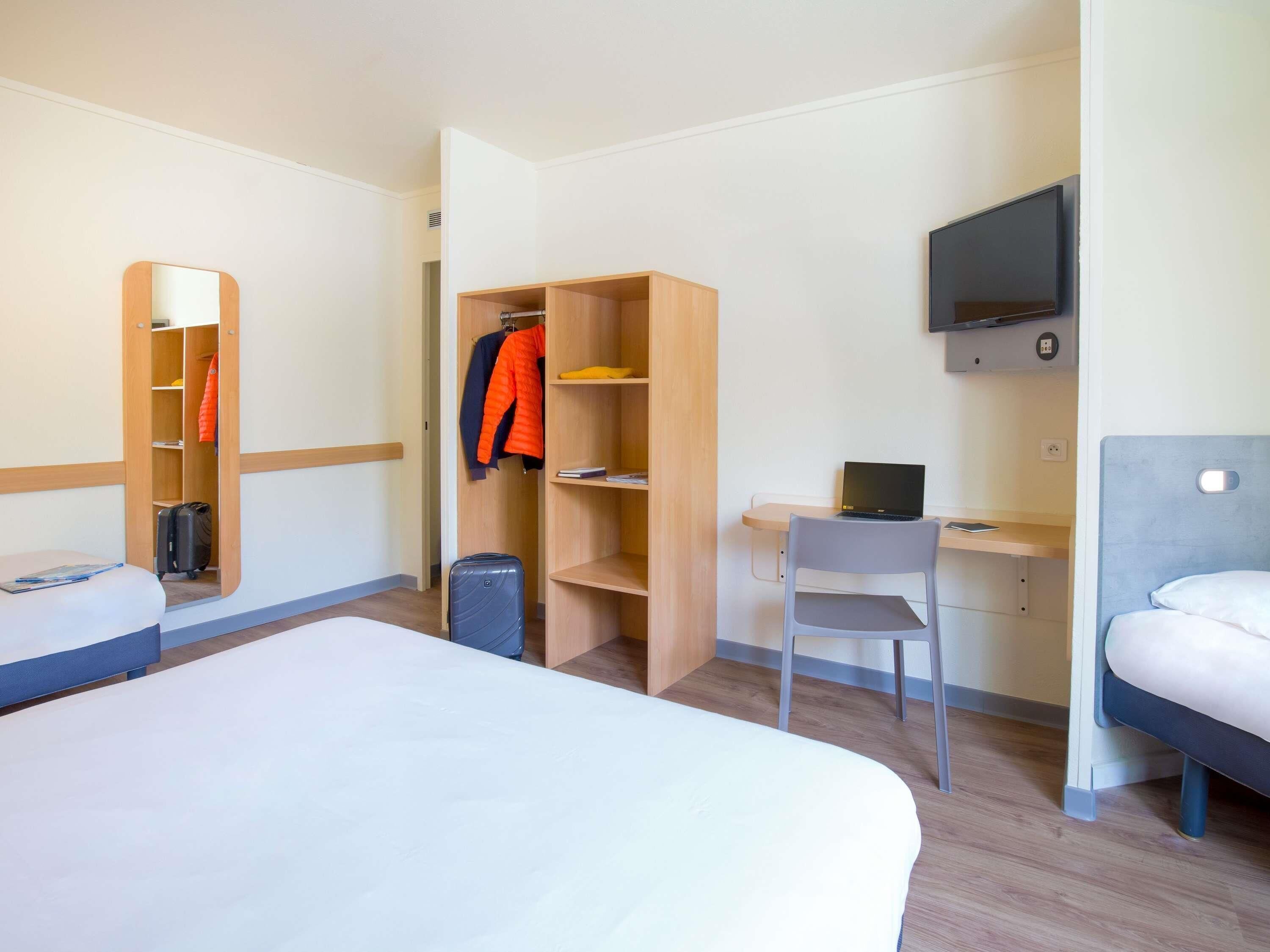 Chambre Triple, plusieurs lits | Bureau, Wi-Fi gratuit, draps fournis