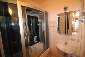 Basic-Apartment, 2 Schlafzimmer (third floor, no elevator) | Badezimmer | Dusche, Haartrockner, Handtücher