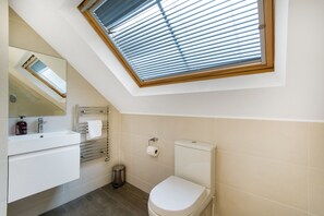 Appartement Confort, 2 chambres, cuisine | Douche de la salle de bain