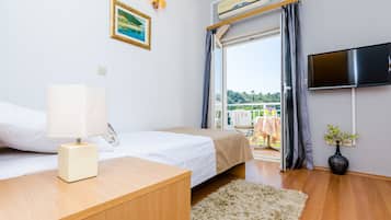 Twin Room, Private Bathroom, City View | Minibar, free cribs/infant beds, free WiFi, bed sheets