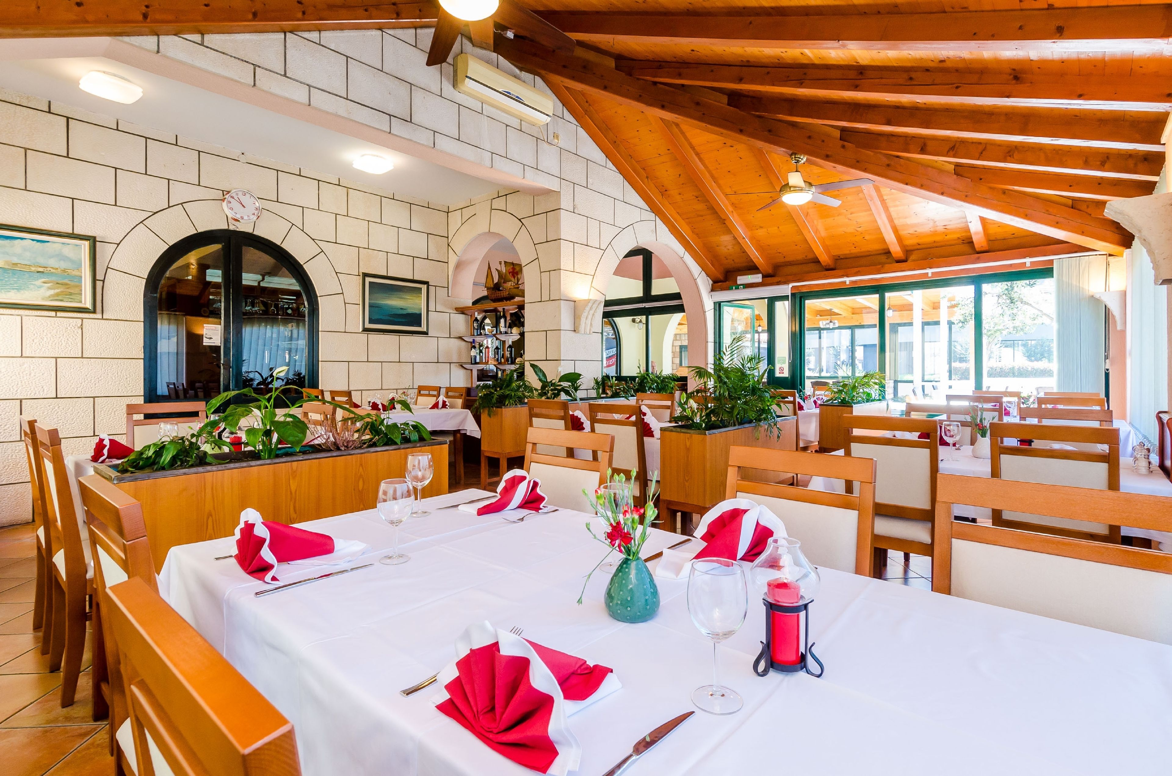 朝食 (コンチネンタル ブレックファス  ト)、毎日提供 (無料)