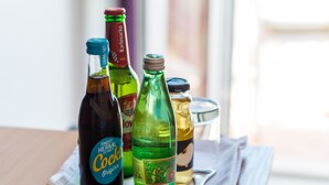 Un plateau contenant diverses bouteilles et une cuillère, posé sur une table.