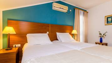 Dobbelt- eller tomannsrom, privat bad, byutsikt | Minibar, barnesenger (inkludert), wi-fi (inkludert) og sengetøy