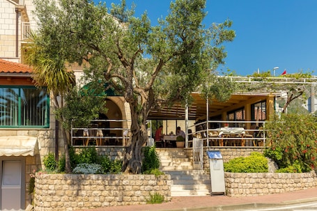 Fachada de la propiedad. Pansion Srebreno