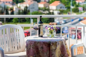 Chambre double ou avec lits jumeaux, salle de bain privée | Balcon