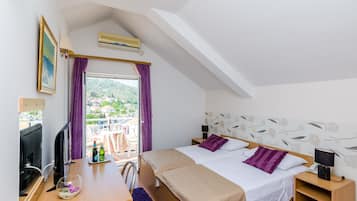 Double or Twin Room, Private Bathroom | Minibar, free cribs/infant beds, free WiFi, bed sheets