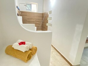 Dobbelt- eller tomannsrom – standard | Bad | Dusj, toalettartikler (inkludert), tøfler og håndklær