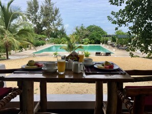 Bar au bord de la piscine