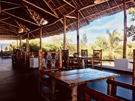 Se sirven desayunos, almuerzos y cenas; cocina local e internacional