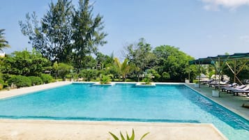 Outdoor pool, sun loungers