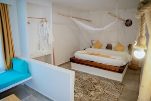 Sengetøy av topp kvalitet, senger med overmadrass og safe på rommet