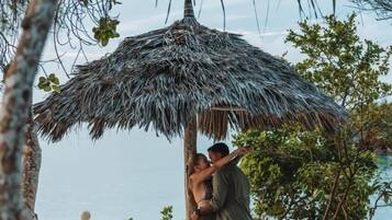 In Strandnähe, weißer Sandstrand, Liegestühle, Kajakfahren